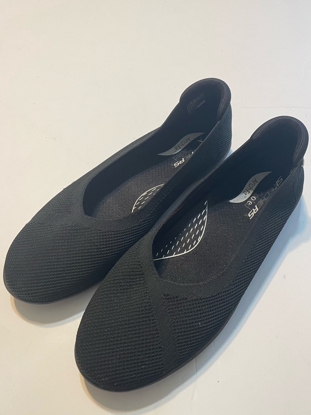 Skechers Women’s 11 knit Black Arch Fit Air cooled Memory Foam Slip On Flat Shoe
